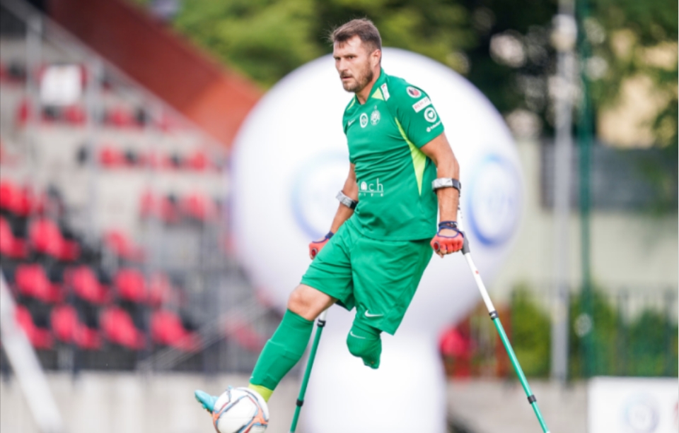 拄着拐杖在球场飞翔：这是普斯卡什奖得主的独家故事