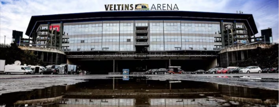 面临降入德丙的风险，沙尔克可能出售球场以度过难关