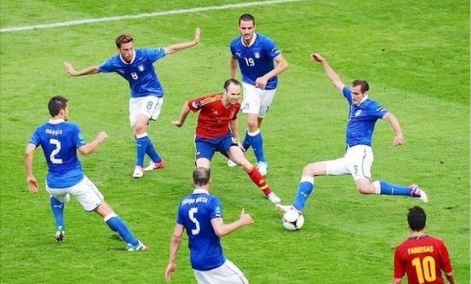 12 年欧洲杯焦点时刻：巴洛特利的“思考人生”与西意平局