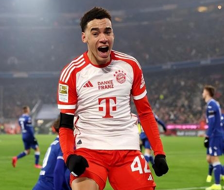 穆西亚拉大赛首球：破茧成蝶，闪耀绿茵场