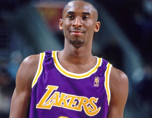 湖人三连冠之第二冠：科比辉煌时刻，托腮深思铸就传奇