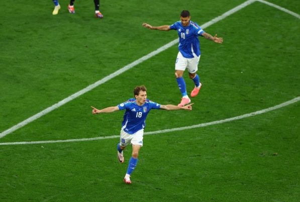 远射成神器！意大利禁区外四连击领跑欧洲杯