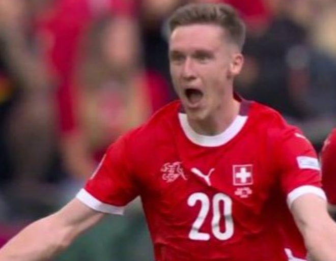 瑞士中场埃比舍尔闪耀欧洲杯,半场传射助球队领先