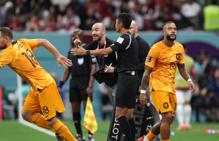 德佩佩戴发带背后的浪漫故事：女友的喜好成为赛场上的动力