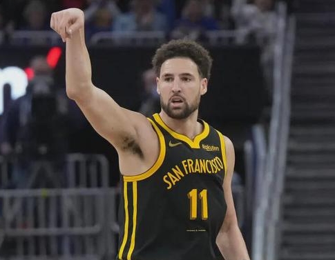 克莱·汤普森点亮巴哈马篮球未来：光明之路在脚下  在篮球世界的广阔天地里，每一个细微的动作都可能孕育出