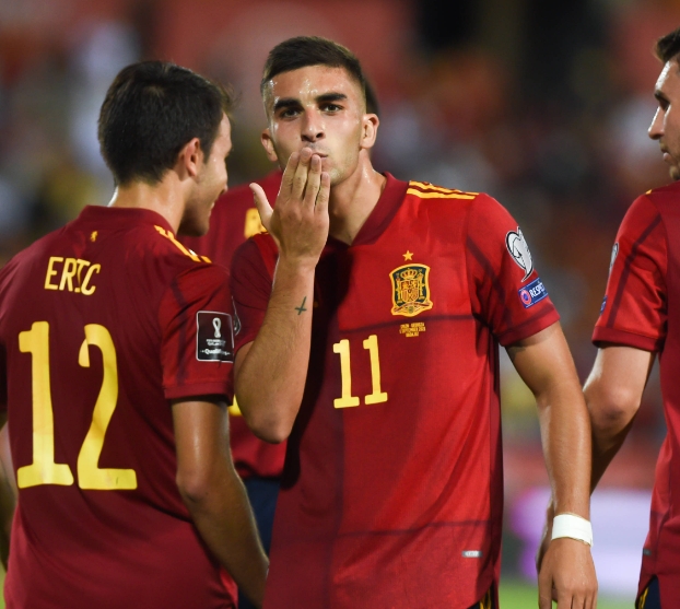 西班牙足球：开赛表现完美，冠军相显露无疑