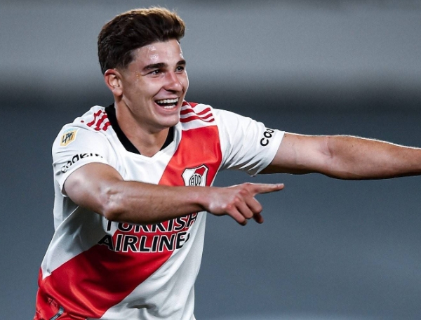 阿尔瓦雷斯上半场:挑战与遗憾并存,一次进球机会未能把握