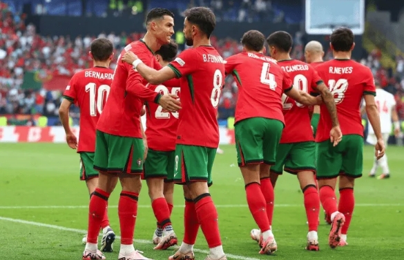 C罗再创纪录:助葡萄牙完胜,成欧洲杯最年长助攻者