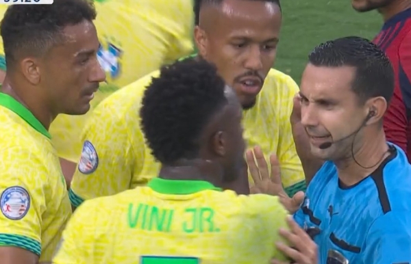 裁判手滑？巴西队员围观争议判罚