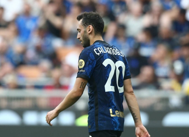 恰尔汗奥卢：与裁判沟通却遭黄牌警告，引发争议与思考