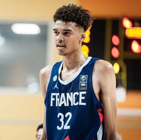 法国男篮队内训练：文班惊人一跳，几乎触及篮板上沿