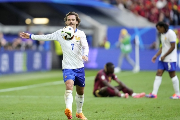 格列兹曼调整位置，法国1-0小胜比利时