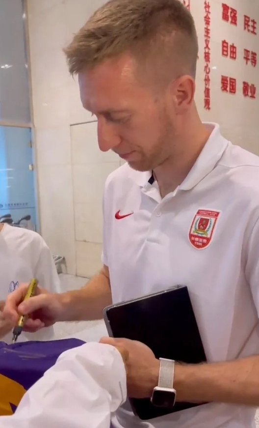 贝里奇回天津，孔帕尼奥球衣签名引发笑话