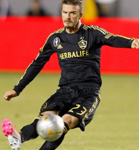 贝克汉姆与Stormzy观战F1英国大奖赛，后者身着梅西迈阿密球衣