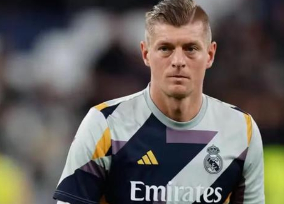 克罗斯故乡深情致敬：TONI8字样闪耀广场，共庆足球传奇荣耀