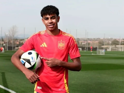 新星闪耀欧洲之巅：亚马尔自信破网，剑指决赛荣耀