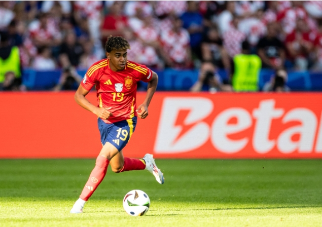 青春风华：巴萨新星亚马尔17岁生日庆祝