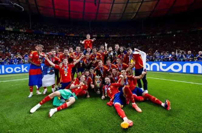 荣耀时刻：库库雷利亚的社交媒体庆典与西班牙的欧洲杯加冕
