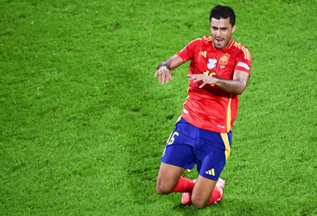 欧洲杯荣耀之巅：罗德里荣获2024赛事最佳球员殊荣