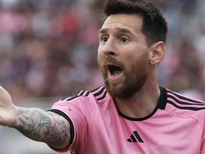 号角报：梅西和家人留在迈阿密，待脚踝消肿后接受检查评估伤势