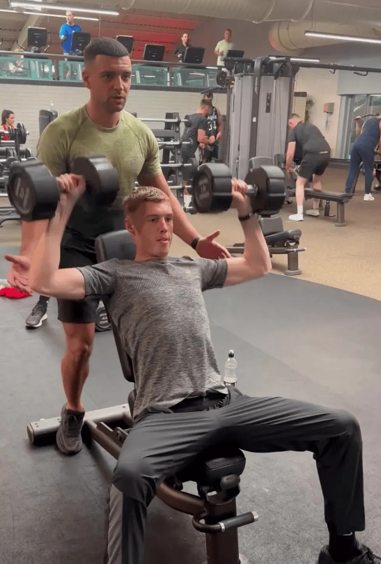 失利之后，帕尔默健身房秀肌肉：为下一场胜利努力！