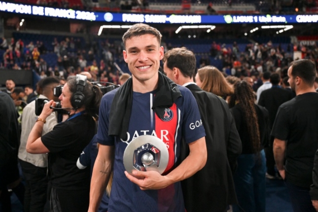 曼联挖角巴黎中场乌加特：罗马诺确认个人条款达成一致