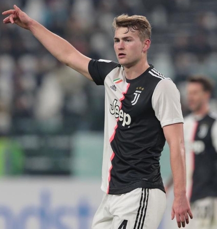 曼联与拜仁角力德里赫特：转会谈判陷入僵局，未来仍存变数