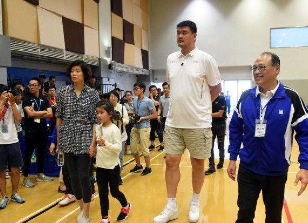 姚明：从胜利者的微笑到无语的苦笑，背后的坚韧与无奈