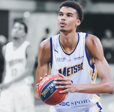 文班亚马：跨界之梦，篮球之巅——从足球到篮球的非凡跨越