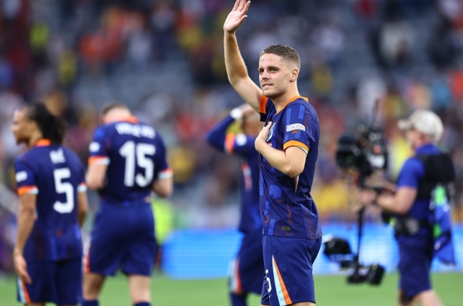 利物浦瞄准荷甲明星！斯洛特力推乔伊-维尔曼加盟强化中场