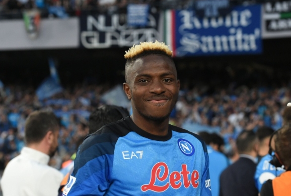 转会波折：奥斯梅恩的巴黎之梦与那不勒斯的等待