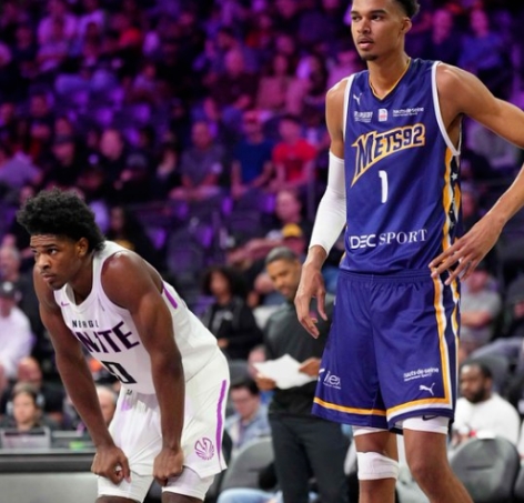 法国主帅谈文班亚马：他停球太多，转移球很重要