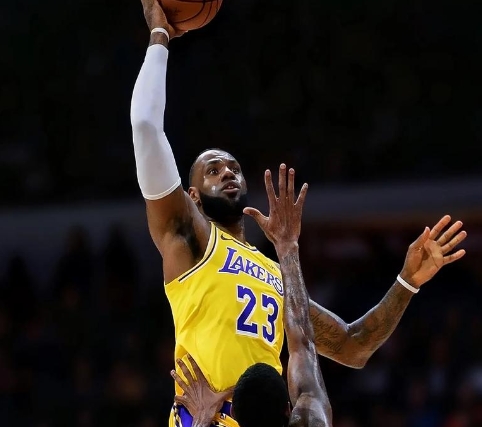 韦德：如果勒布朗是NFL四分卫，他将是下一个帕特里克-马霍姆斯