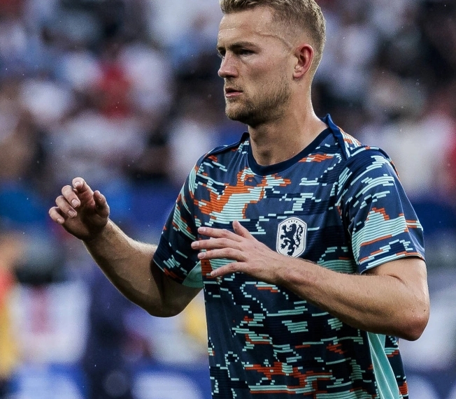 德天空：拜仁卖掉德里赫特马兹拉维后，首选杜埃次选才是塔