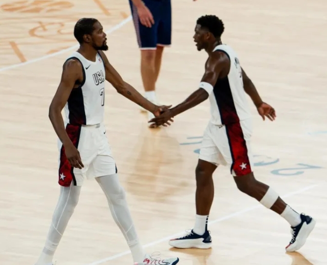 爱德华兹晒半决赛赛场照：在你的身边留一些老头