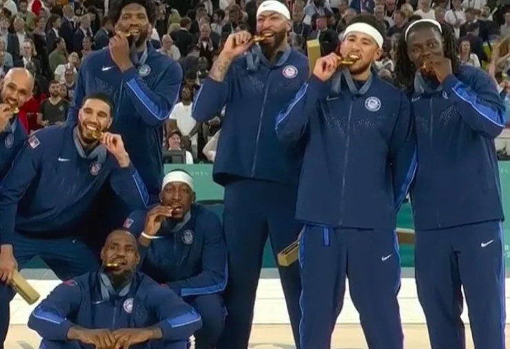 奥运5连冠！詹姆斯晒照庆祝夺金：复仇者们集结！完成任务