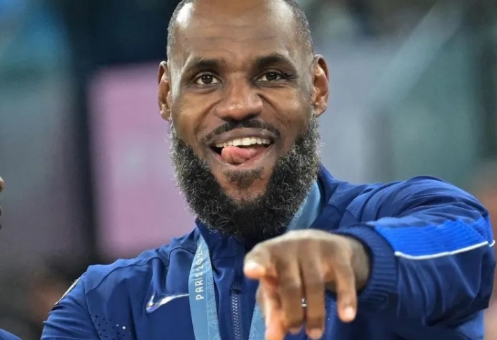 圆满之旅：勒布朗·詹姆斯巴黎奥运会之旅——从旗手启航，以金牌荣耀收尾