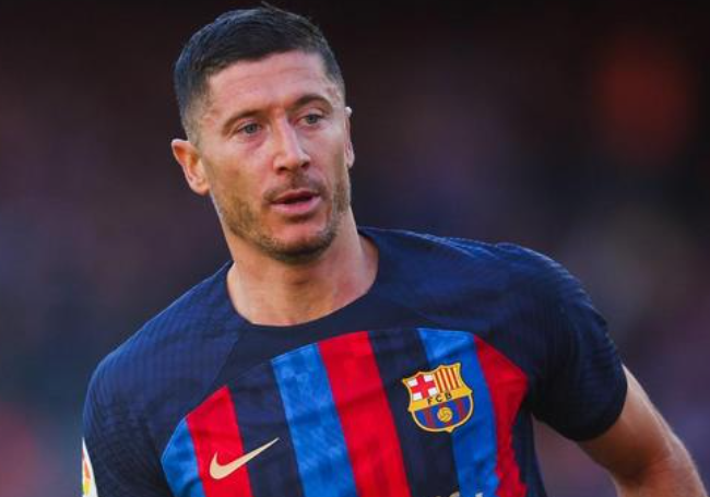 莱万梅开二度，帮助巴萨2-1击败瓦伦西亚，取得开门红