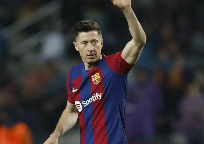 弗里克：莱万是一位出色的职业球员，他是一个重要的球员