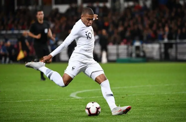 姆巴佩全场4次射门2次打正，3次过人成功