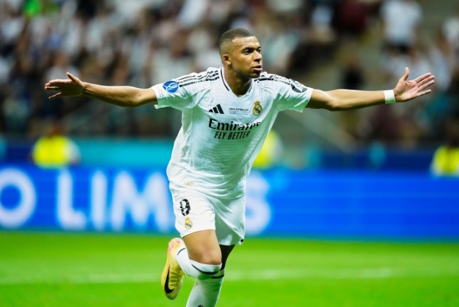 姆巴佩梅开二度创纪录，超越名宿闪耀足坛