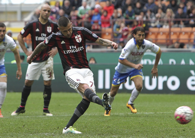 记者：伊布不该去度假，应该提醒丰塞卡弃用特奥和莱奥的风险