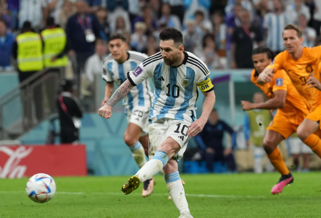 记者：17人参加了阿根廷首次训练，劳塔罗和阿尔瓦雷斯有望首发