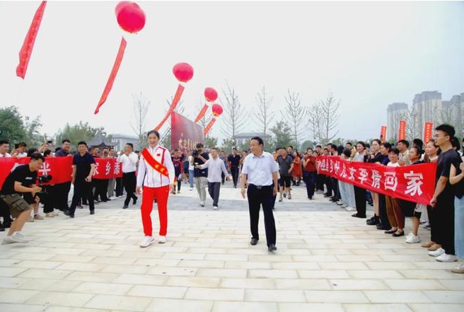 李倩载誉而归，家乡共庆荣耀