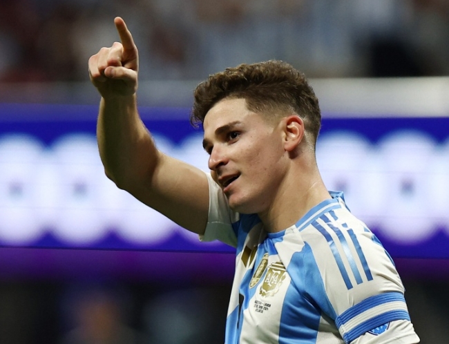 阿尔瓦雷斯的百球之路：从河床到世界舞台