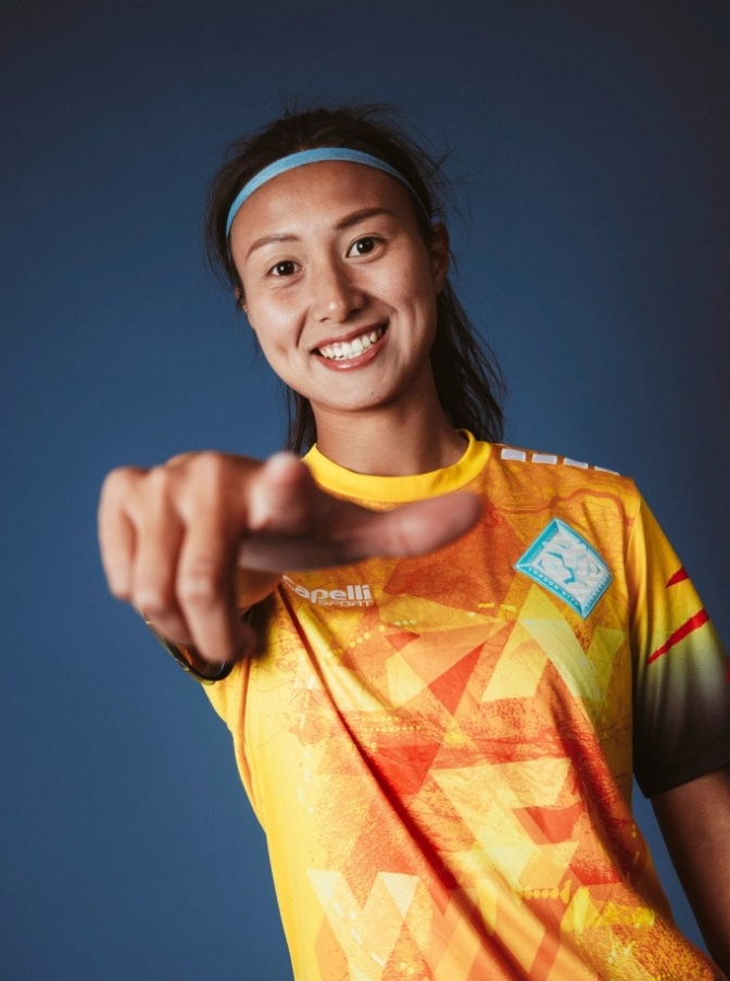 沈梦雨开启新征程，雌狮定妆照展新风貌