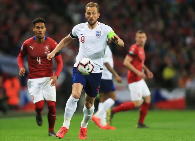 格里马尔多：很明显对手拉拽了何塞卢的球衣，但没有判点球