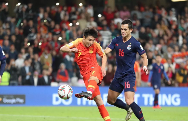 澎湃新闻：国足以身体恢复为主，训练量比较小