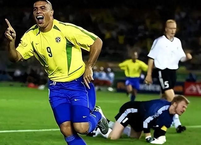 巴西中场保利尼奥在今日宣布退役，不少知名球员送上祝福