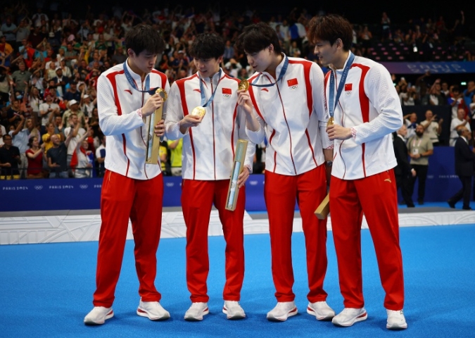 泳池与舞台的奇妙互动：覃海洋与陈奕迅的约定